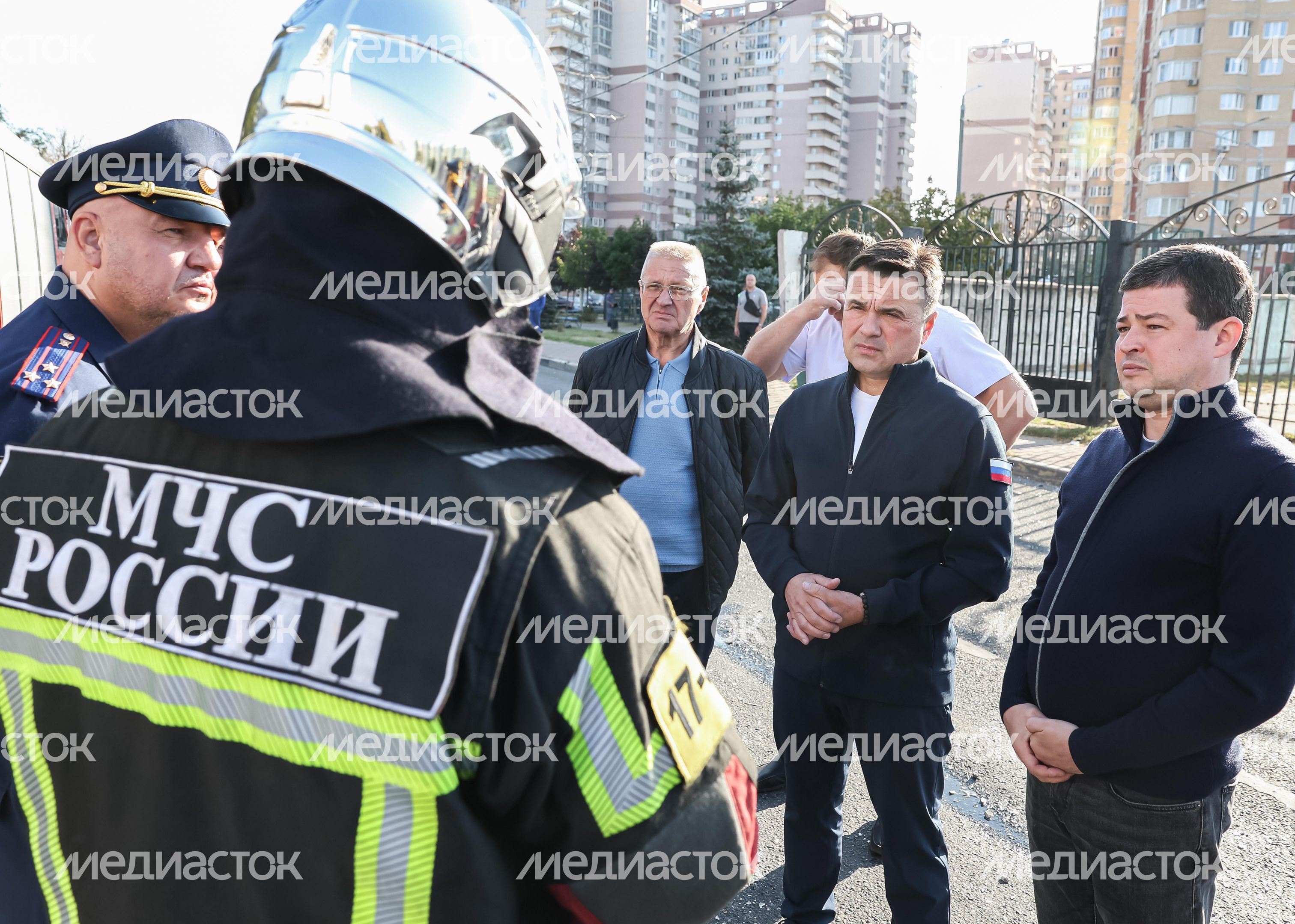 Андрей Воробьев встретился с жителями домов, поврежденных при атаке БПЛА