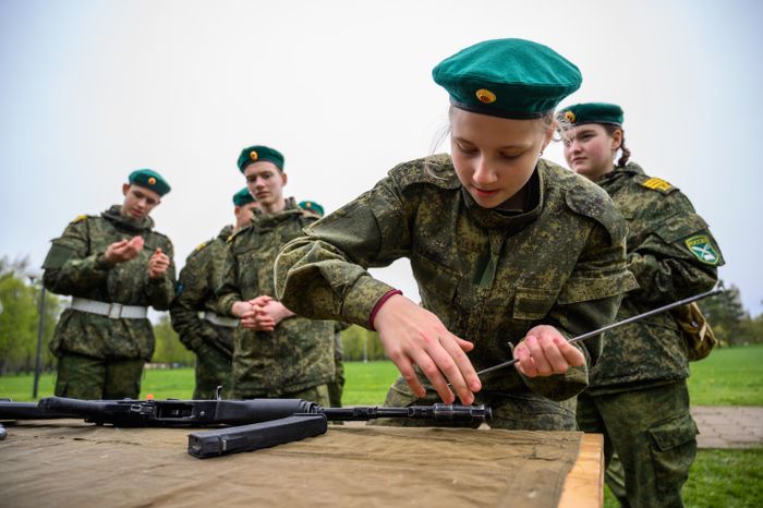 Военно-патриотическая игра «Юнармия, вперед!», посвященная Дню Победы, в Горках Ленинских