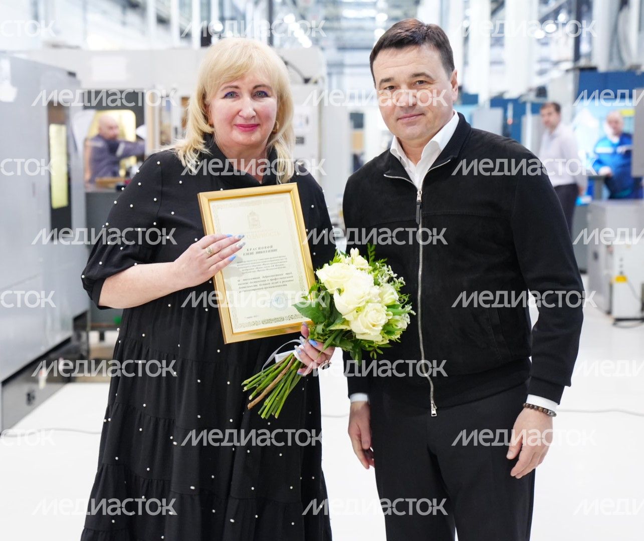 Вручение губернатором цветов сотрудникам НПП «Исток»​​