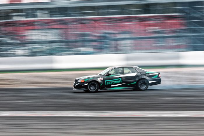 Дрифт-гонка автомобилей по автодрому Moscow Raceway на фестивале «Дрифт Экспо» в Волоколамске