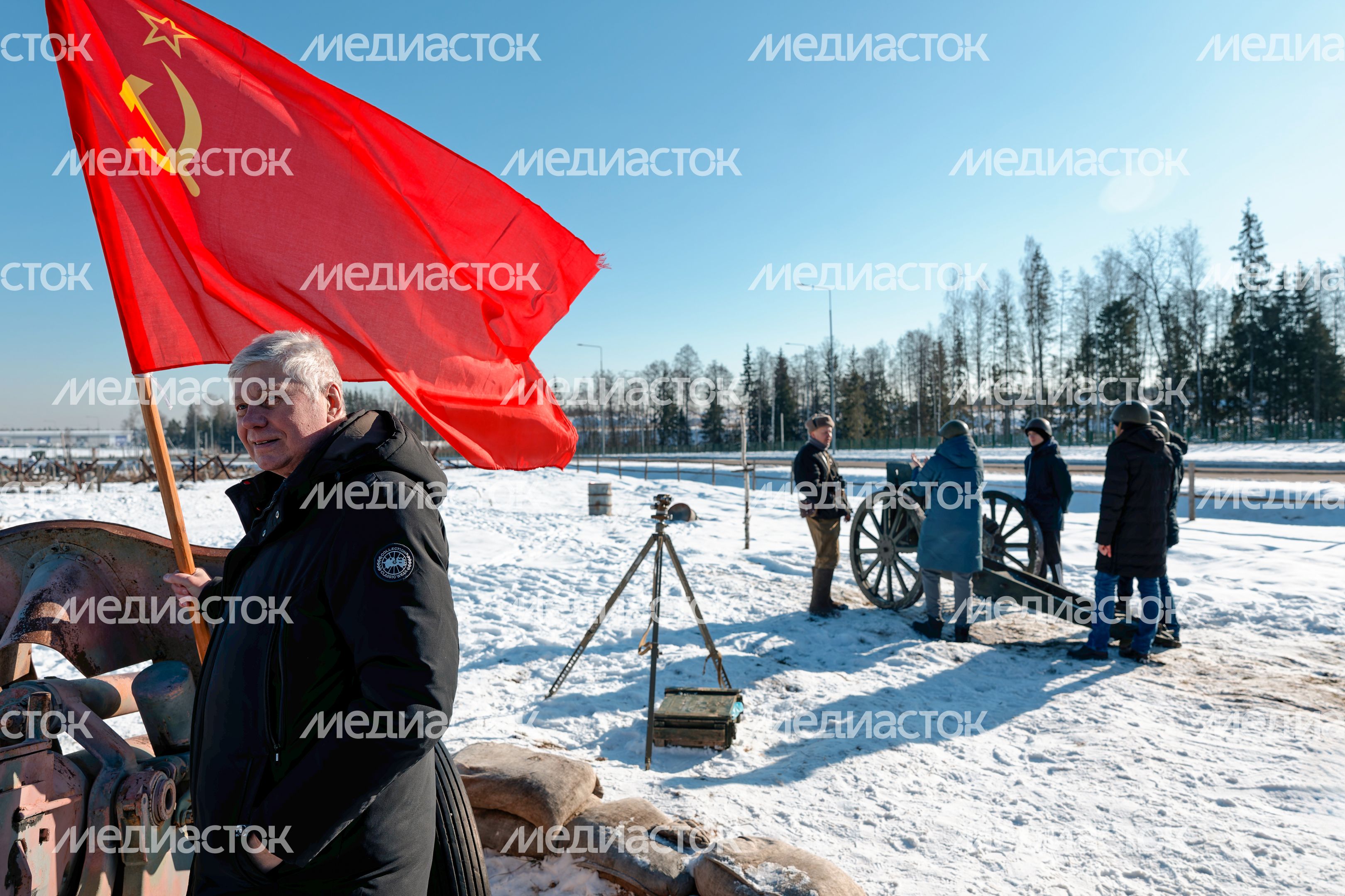 Военно-историческая реконструкция битвы за Сталинград у храма ВС РФ в Кубинке Военно-историческая реконструкция битвы за Сталинград у храма ВС РФ в Кубинке