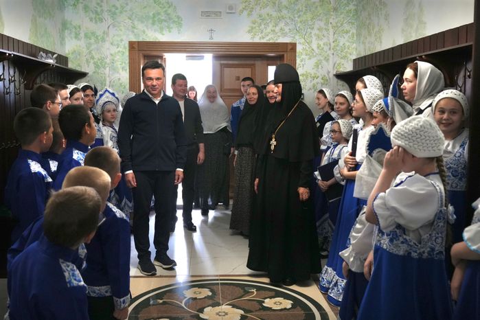 Андрей Воробьев поздравил настоятельницу и воспитанниц Покровского женского монастыря