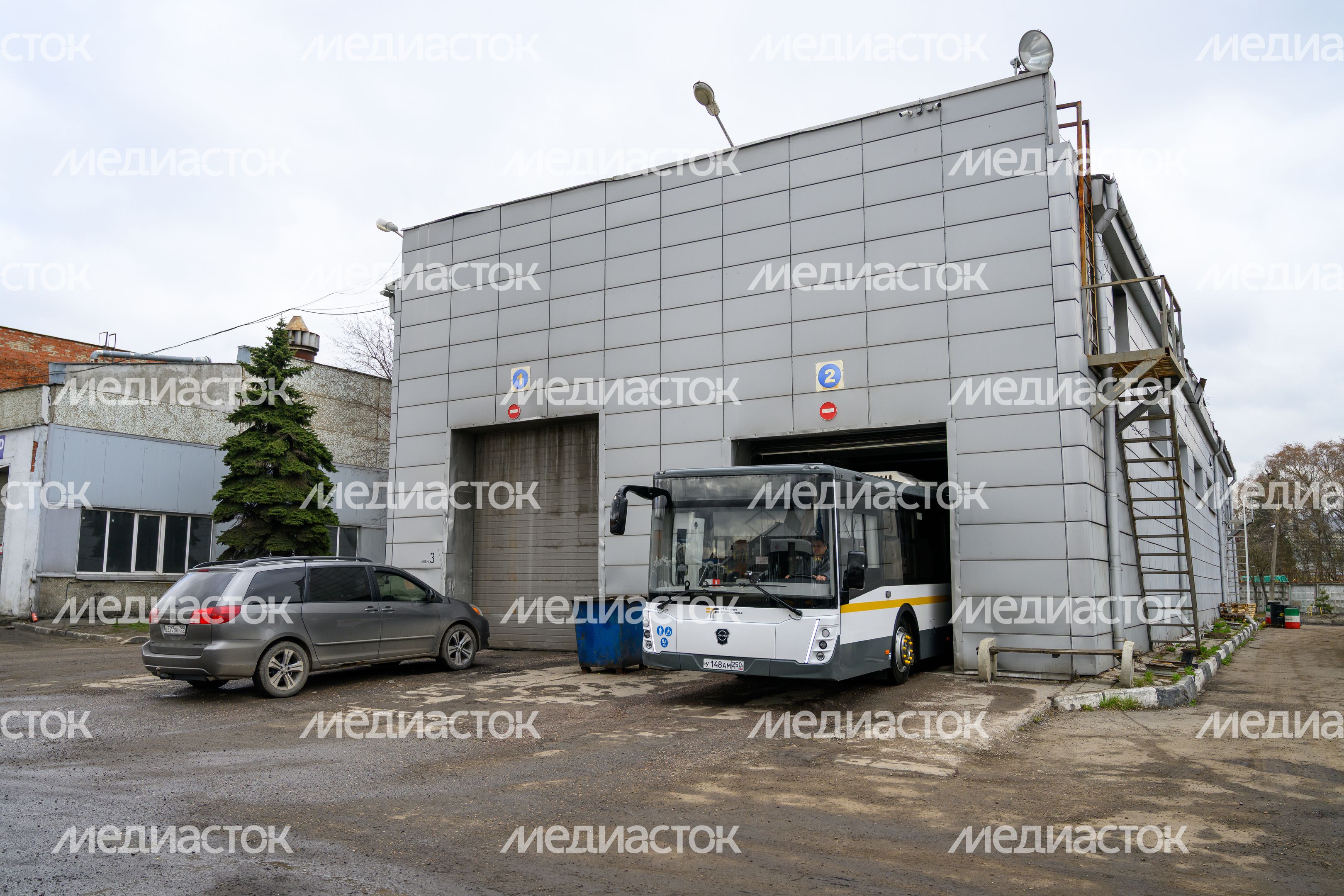 Мойка кузова автобуса перед отправлением в рейс