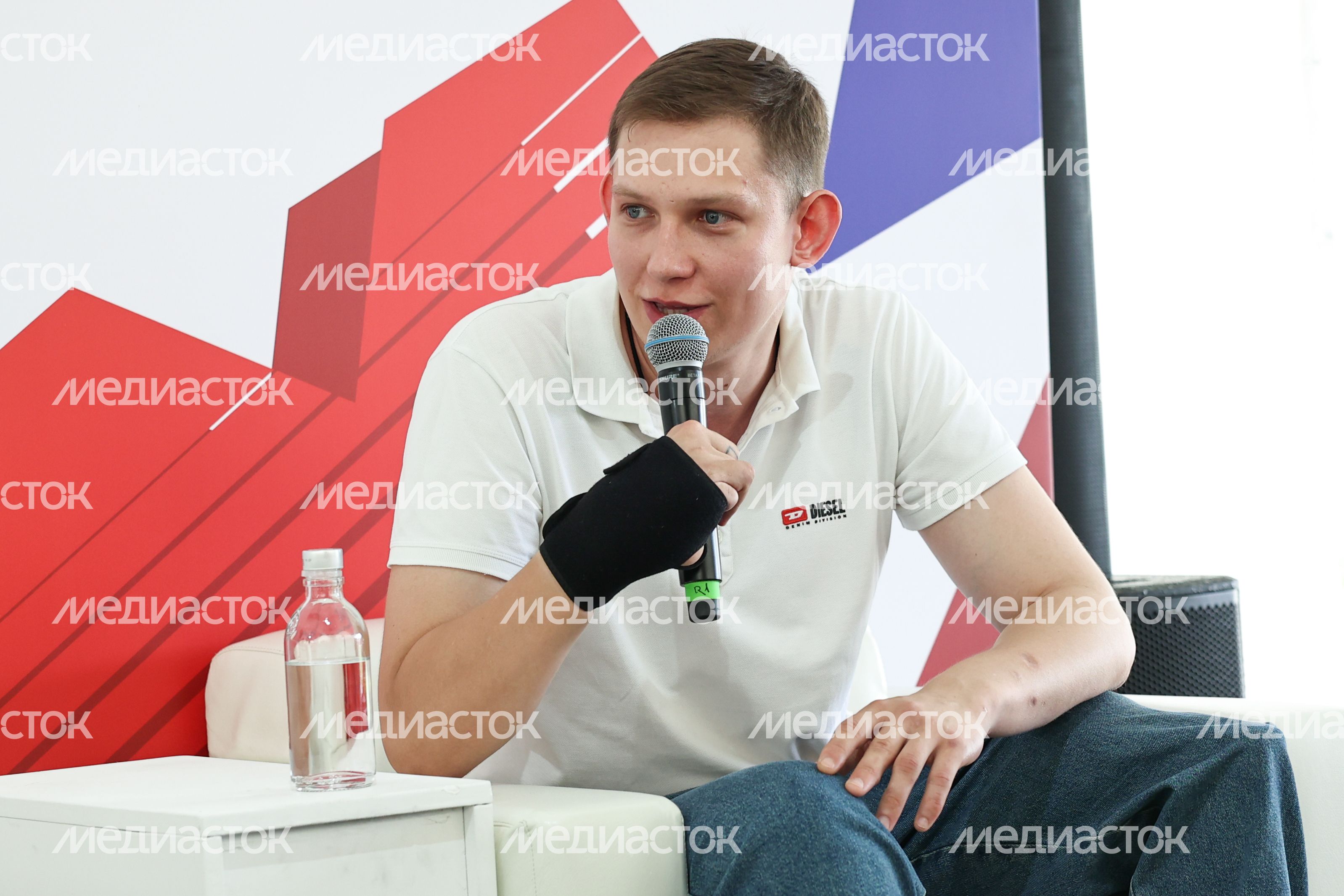 Панельная дискуссия с волонтерами-героями, устранявшими последствия чрезвычайных ситуаций