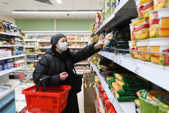Люди в масках в период эпидемии коронавируса