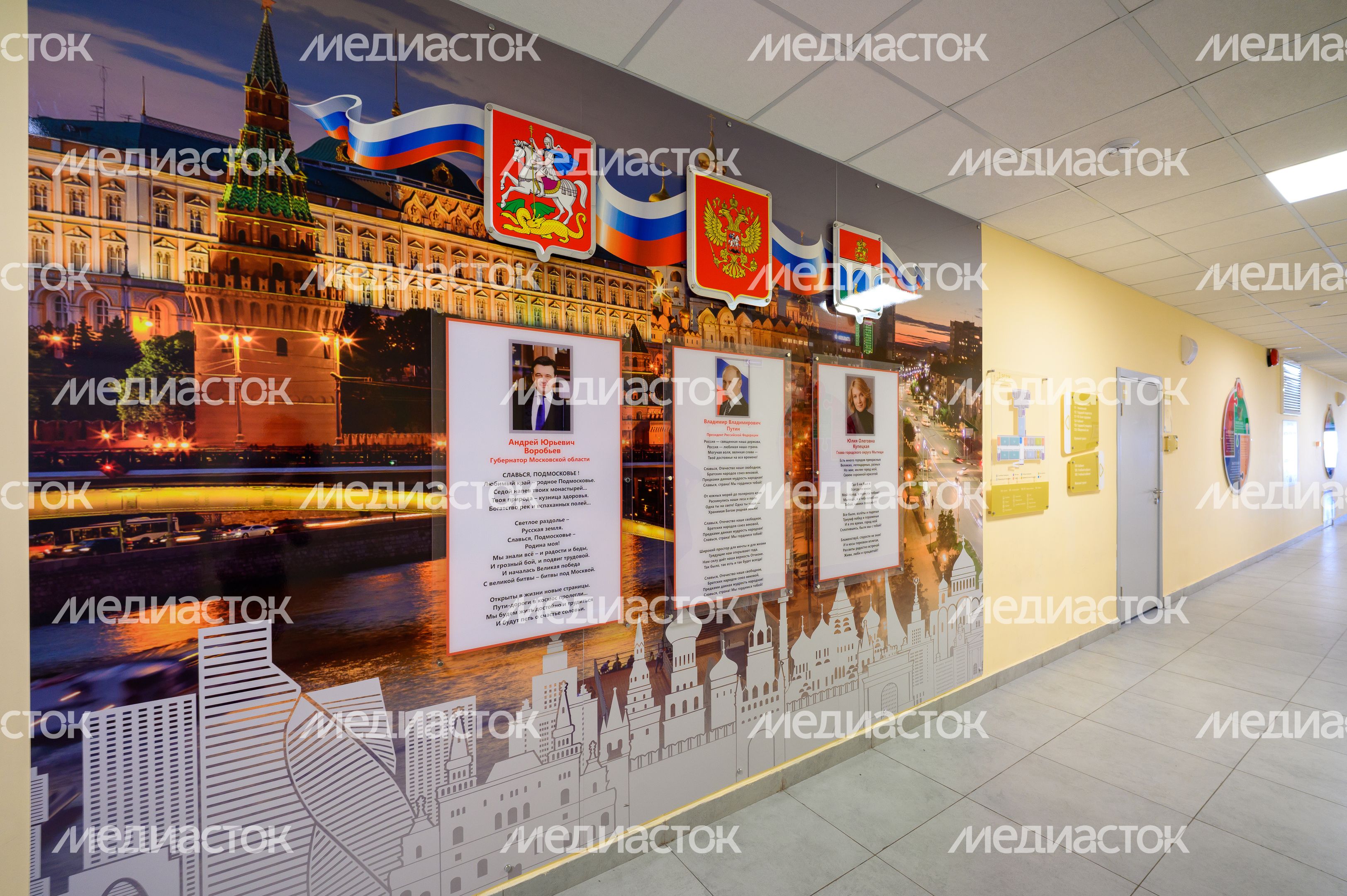 Коридор нового корпуса начальной школы образовательного комплекса №19 в Мытищах Коридор нового корпуса начальной школы образовательного комплекса №19 в Мытищах