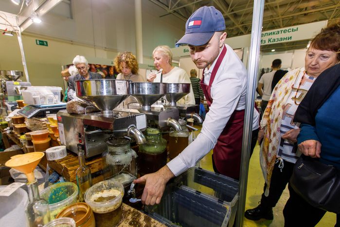 Торговля традиционными русскими продуктами на выставке «Ладья. Зимняя сказка 2024»