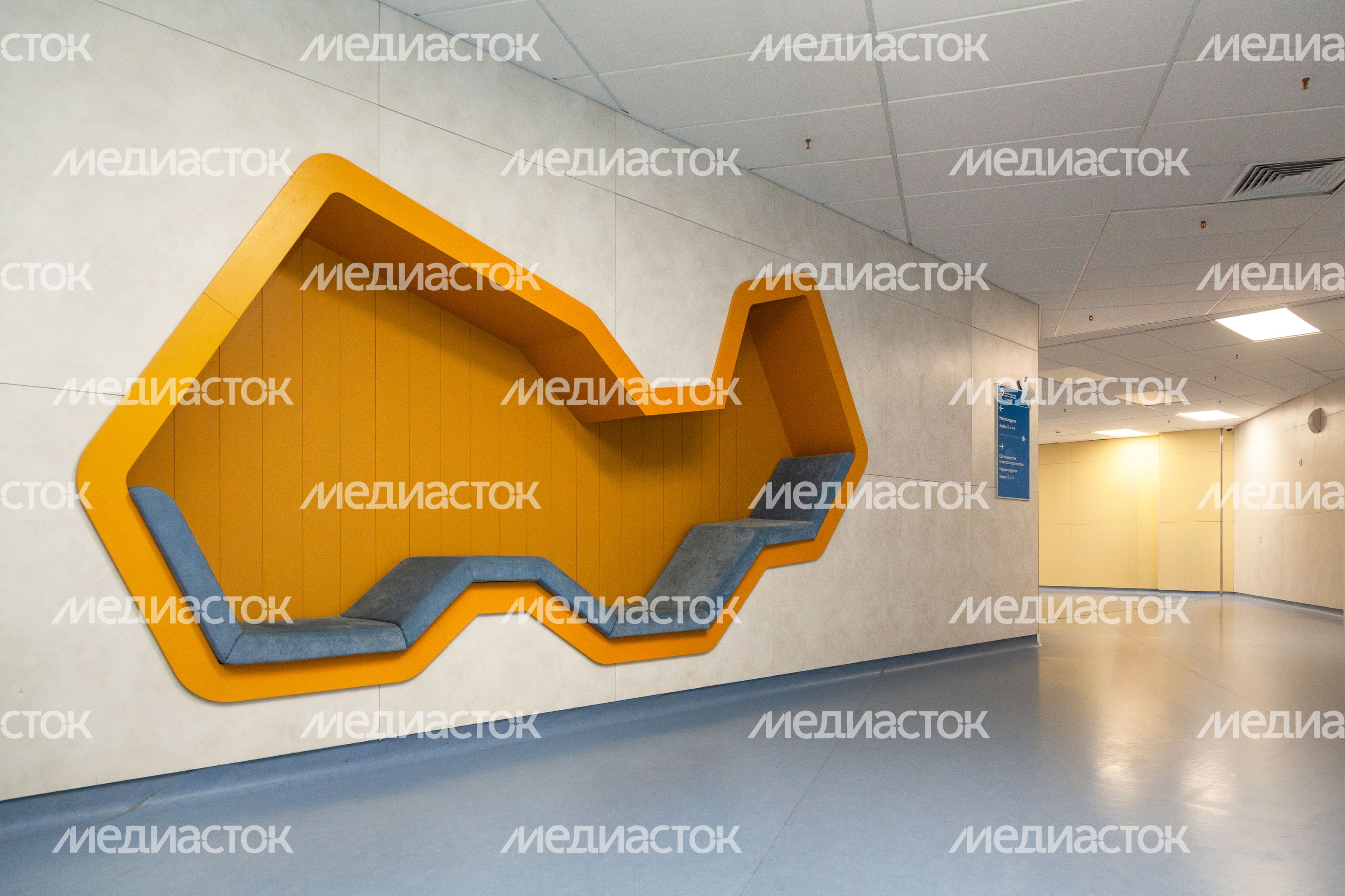 Зона отдыха на мягком диване в Детском клиническом центре им. Л.М. Рошаля в Красногорске Зона отдыха на мягком диване в Детском клиническом центре им. Л.М. Рошаля в Красногорске