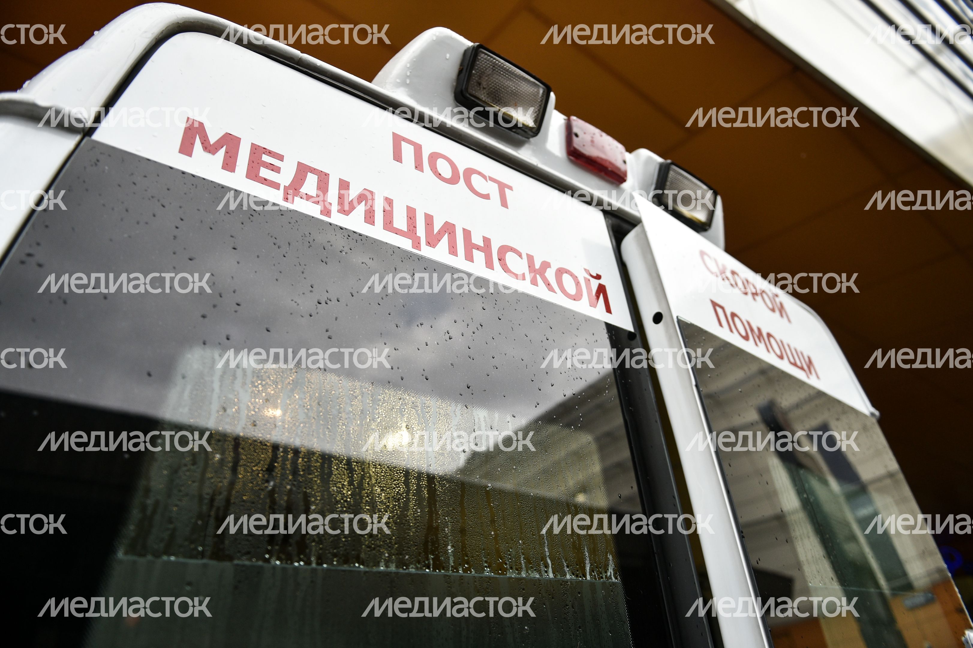 Мобильный прививочный пункт у станции московского метро Мобильный прививочный пункт у станции московского метро