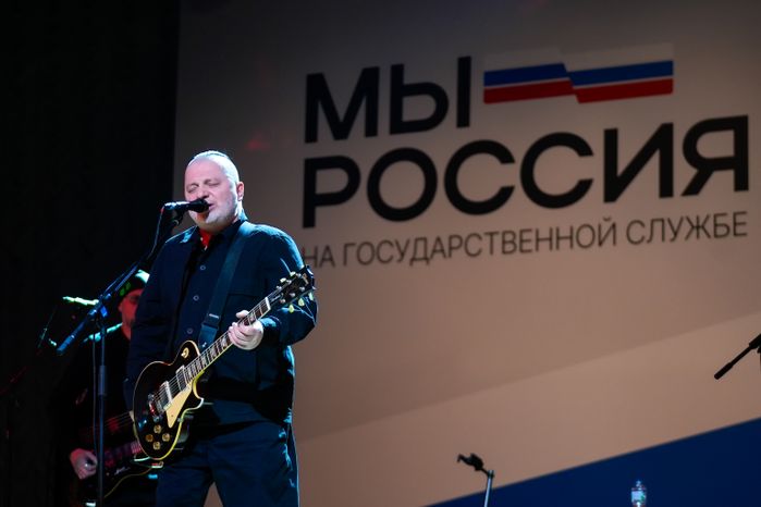 Лидер "Агаты Кристи" Вадим Самойлов выступил перед участниками форума