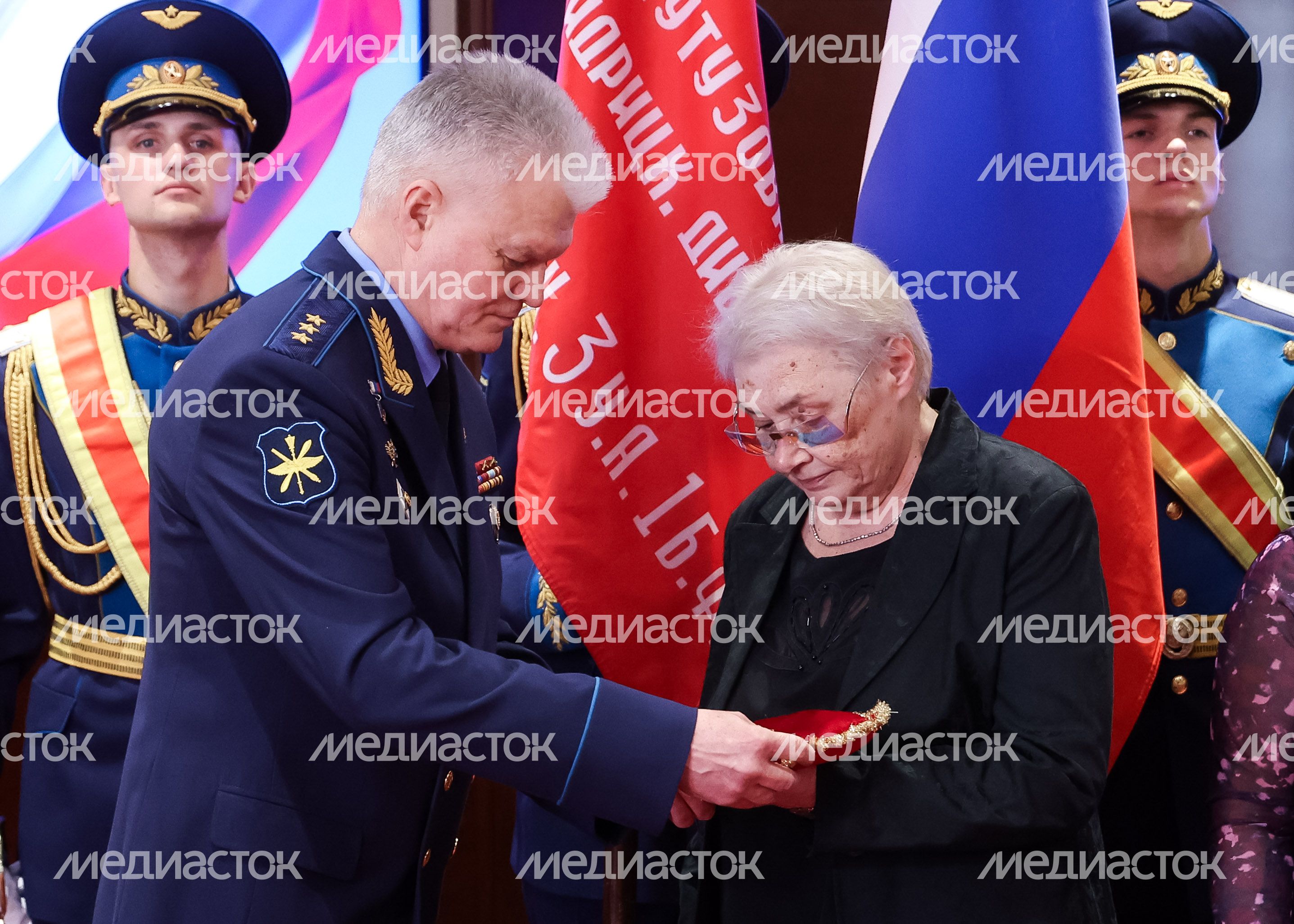 Родственникам легендарного лётчика Николая Терёхина передали "Золотую Звезду" Героя России Родственникам легендарного лётчика Николая Терёхина передали "Золотую Звезду" Героя России