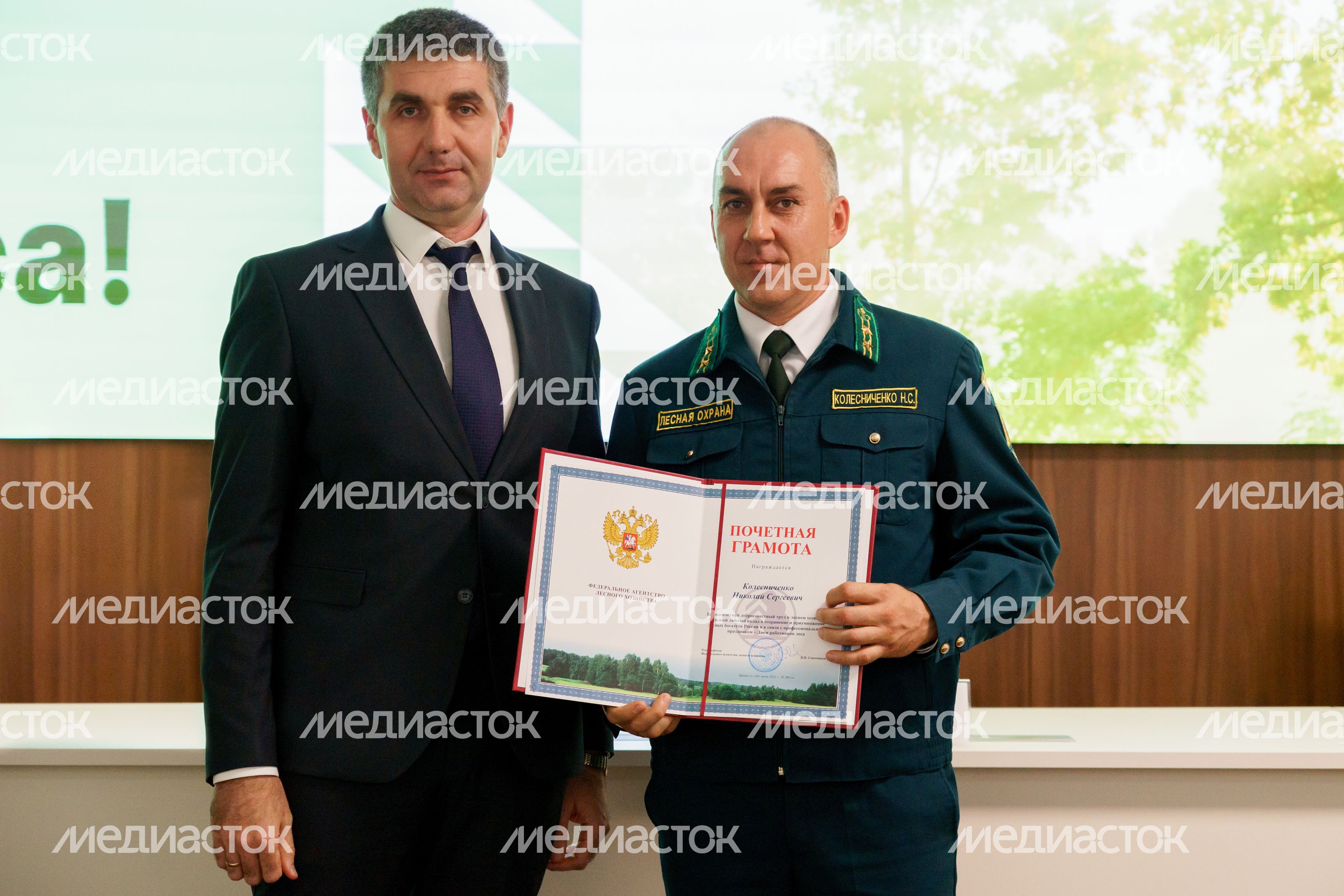 Алексей Ларькин наградил Колесниченко Николая Почетной грамотой Алексей Ларькин наградил Колесниченко Николая Почетной грамотой