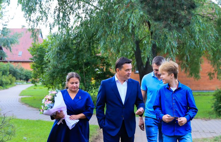 Посещение Губернатором Подмосковья семьи принявшей под опеку самое большое количество детей-сирот из Донбасса