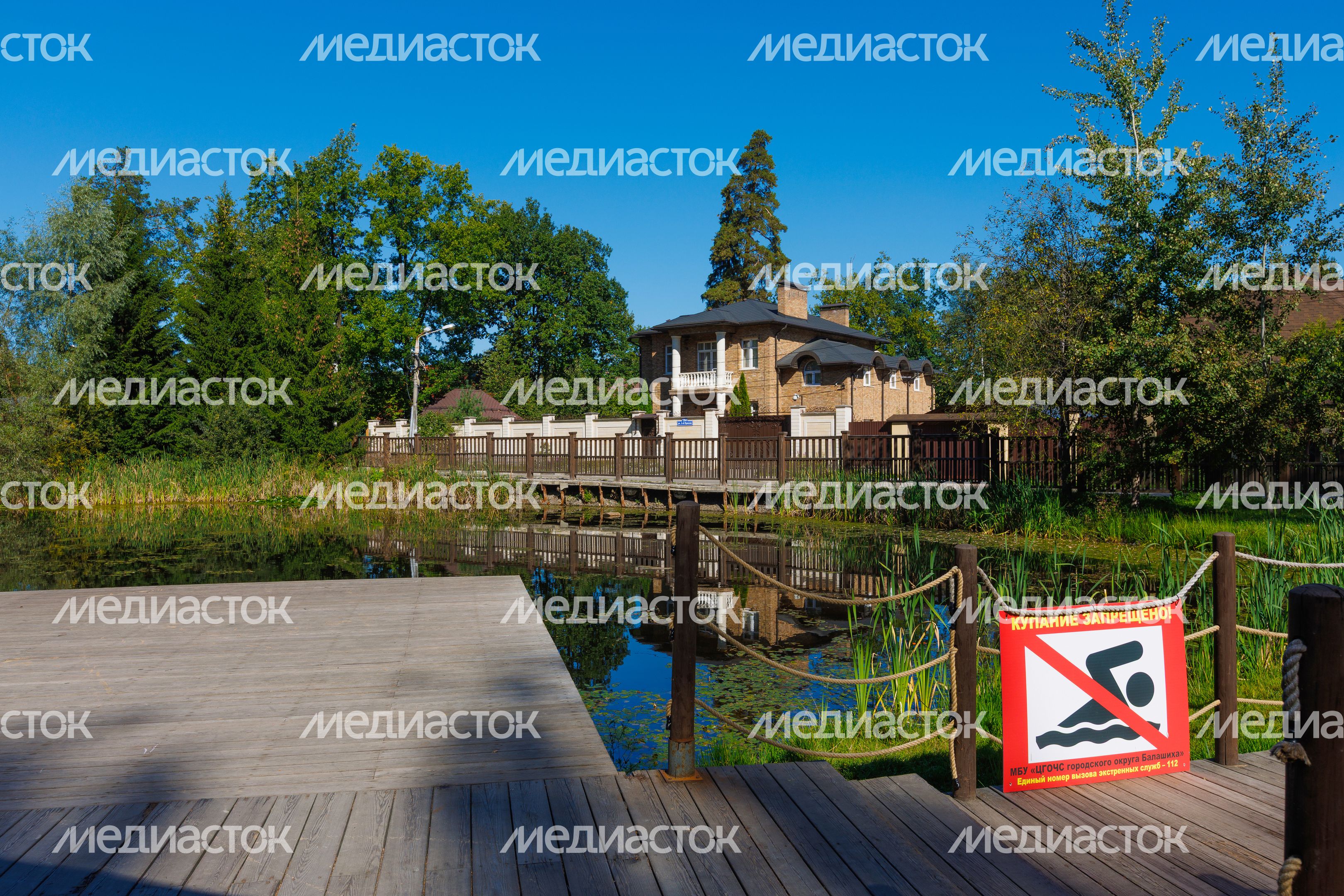 Набережная у пруда в Никольско-Архангельском парке Балашихи летом