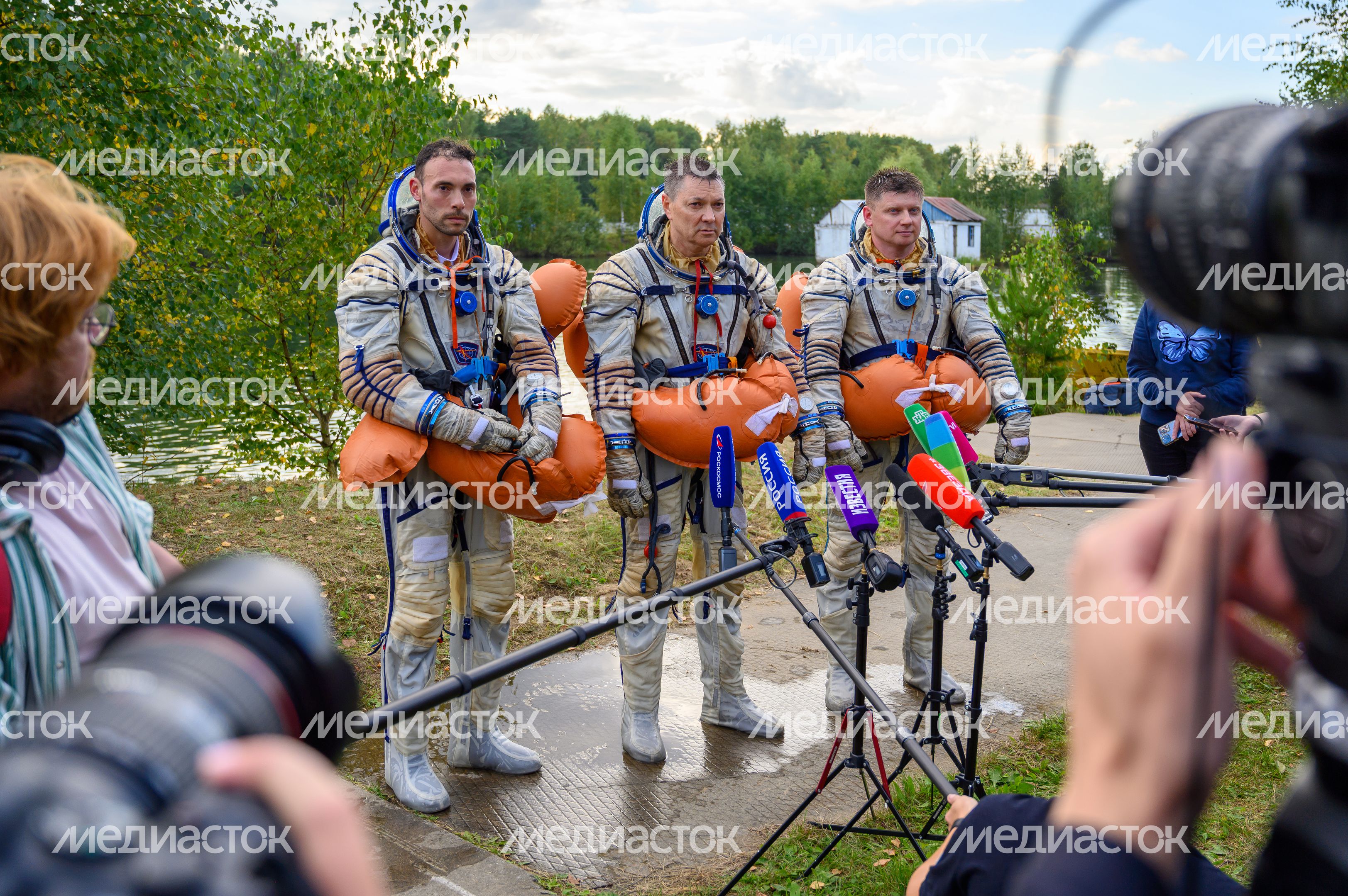 Астронавт NASA Маркос Берриос, космонавты Роскосмоса Олег Кононенко и Александр Гребенкин на тренировке по приземлению