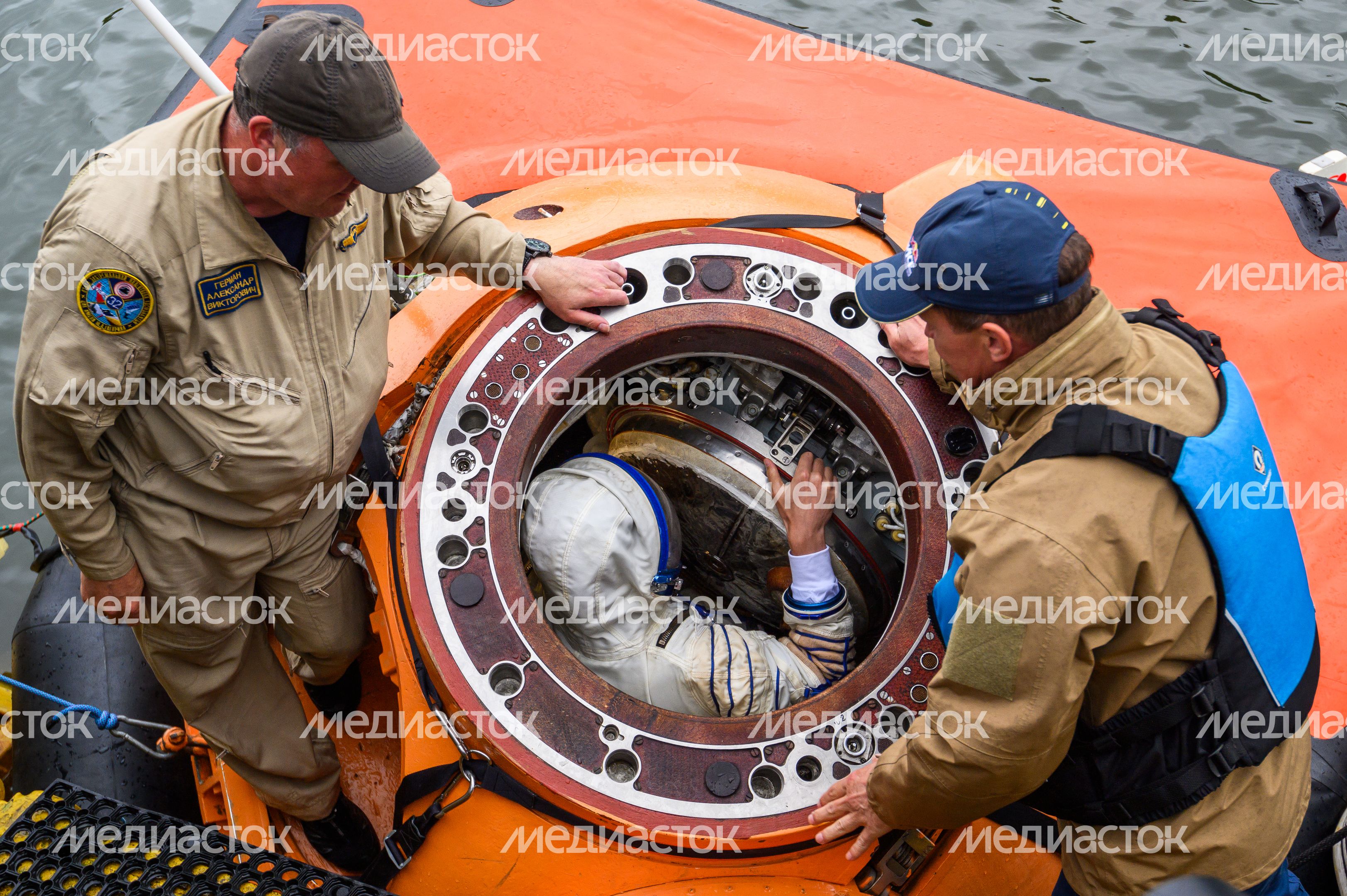 Тренировка космонавтов по действиям после посадки на воду в Ногинске