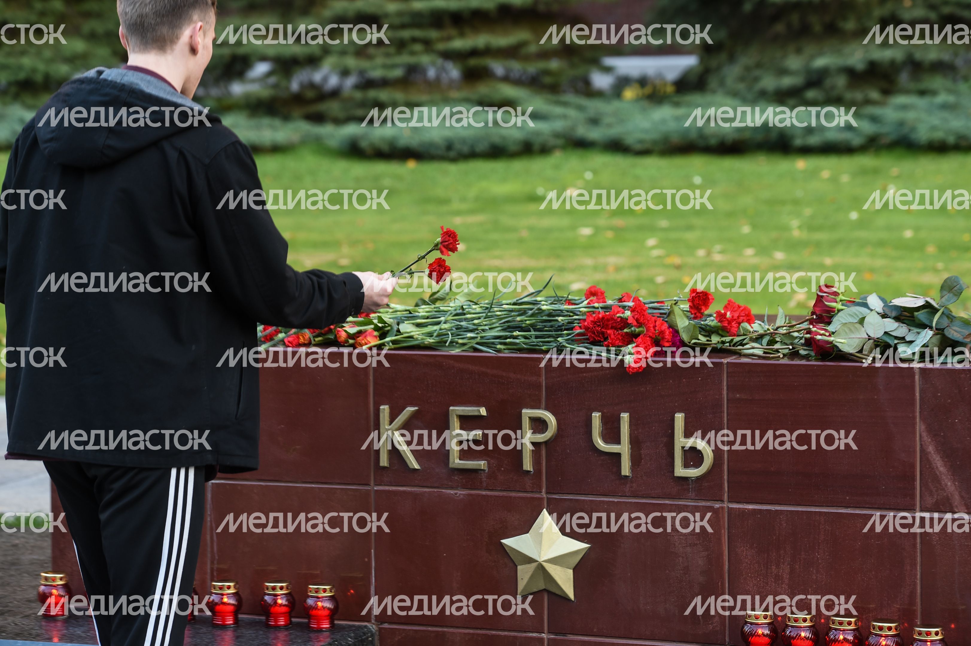 Возложение цветов к мемориалу города Керчь в Москве Возложение цветов к мемориалу города Керчь в Москве