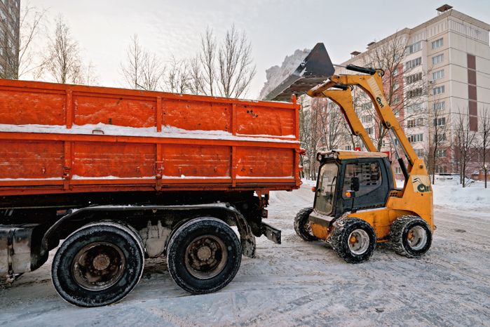 Уборка снега спецтехникой в поселке Большие Вяземы Одинцовского округа