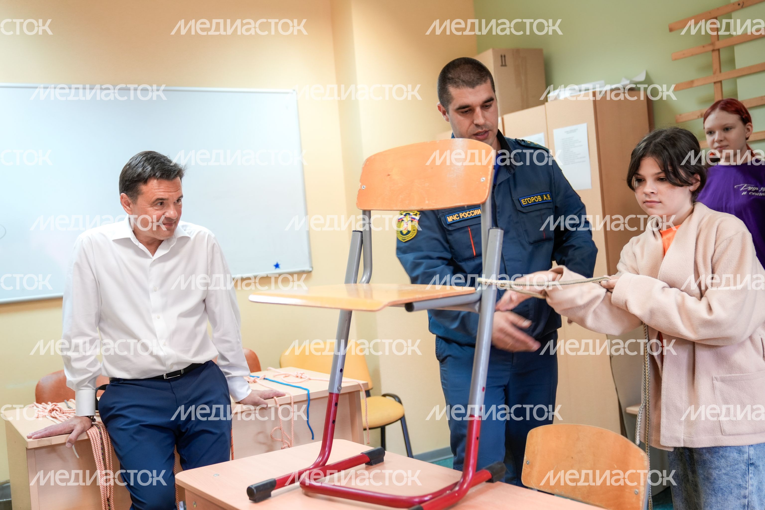 Андрей Воробьев пообщался с детьми участников СВО в подмосковном лагере "Литвиново" Андрей Воробьев пообщался с детьми участников СВО в подмосковном лагере "Литвиново"