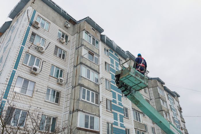 Очистка крыши многоквартирного дома на улице Чайковского в Лобне от сосулек