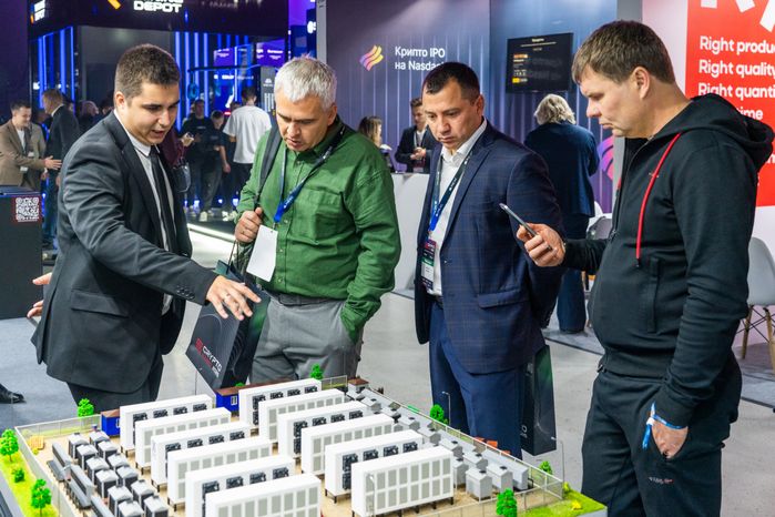 Выставочный стенд на форуме по криптовалютам и блокчейн-технологиям CRYPTO SUMMIT 2025 в Одинцово