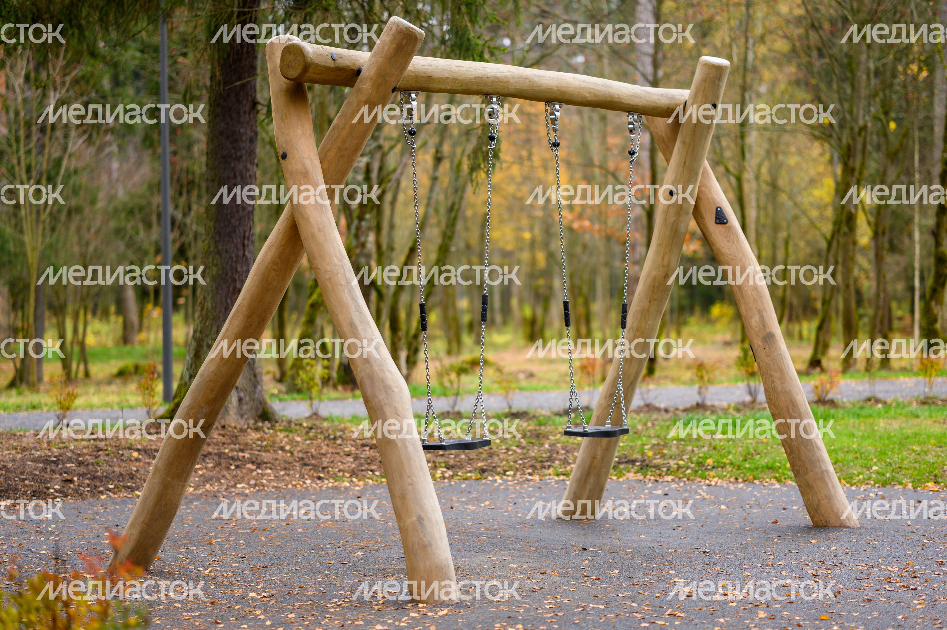 Качели в лесопарке «Банный лес» в Красноармейске осенью Качели в лесопарке «Банный лес» в Красноармейске осенью