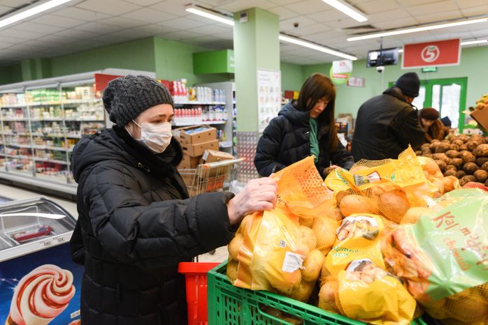 Люди в масках в период эпидемии коронавируса