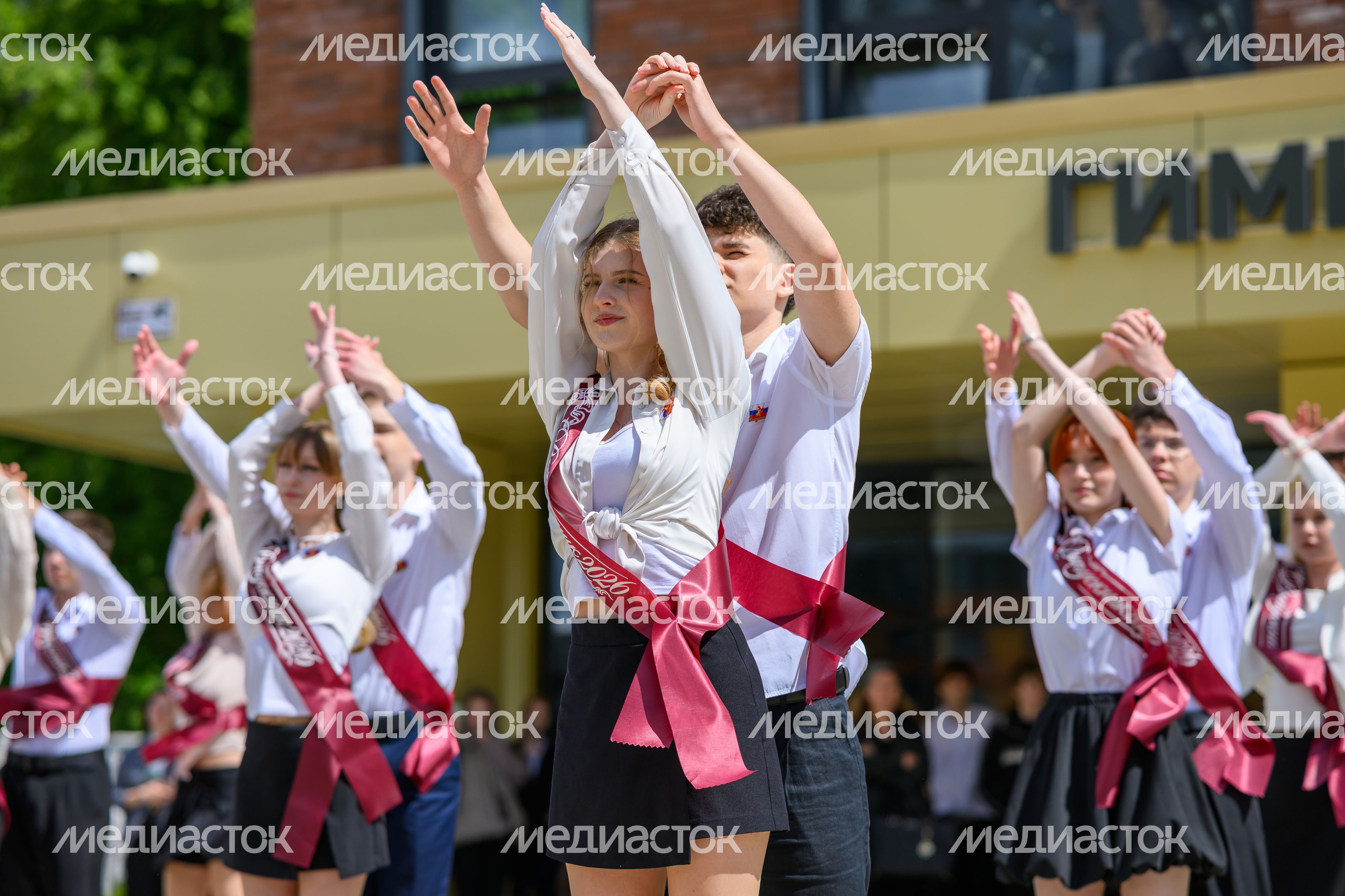 Последний звонок в гимназии №41 - корпусе «Феникс» в ЖК «Жулебино парк» города Люберцы Последний звонок в гимназии №41 - корпусе «Феникс» в ЖК «Жулебино парк» города Люберцы
