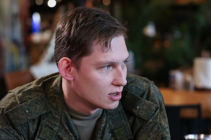 Андрей Воробьев пообщался с героями СВО и волонтерами за чашкой чая
