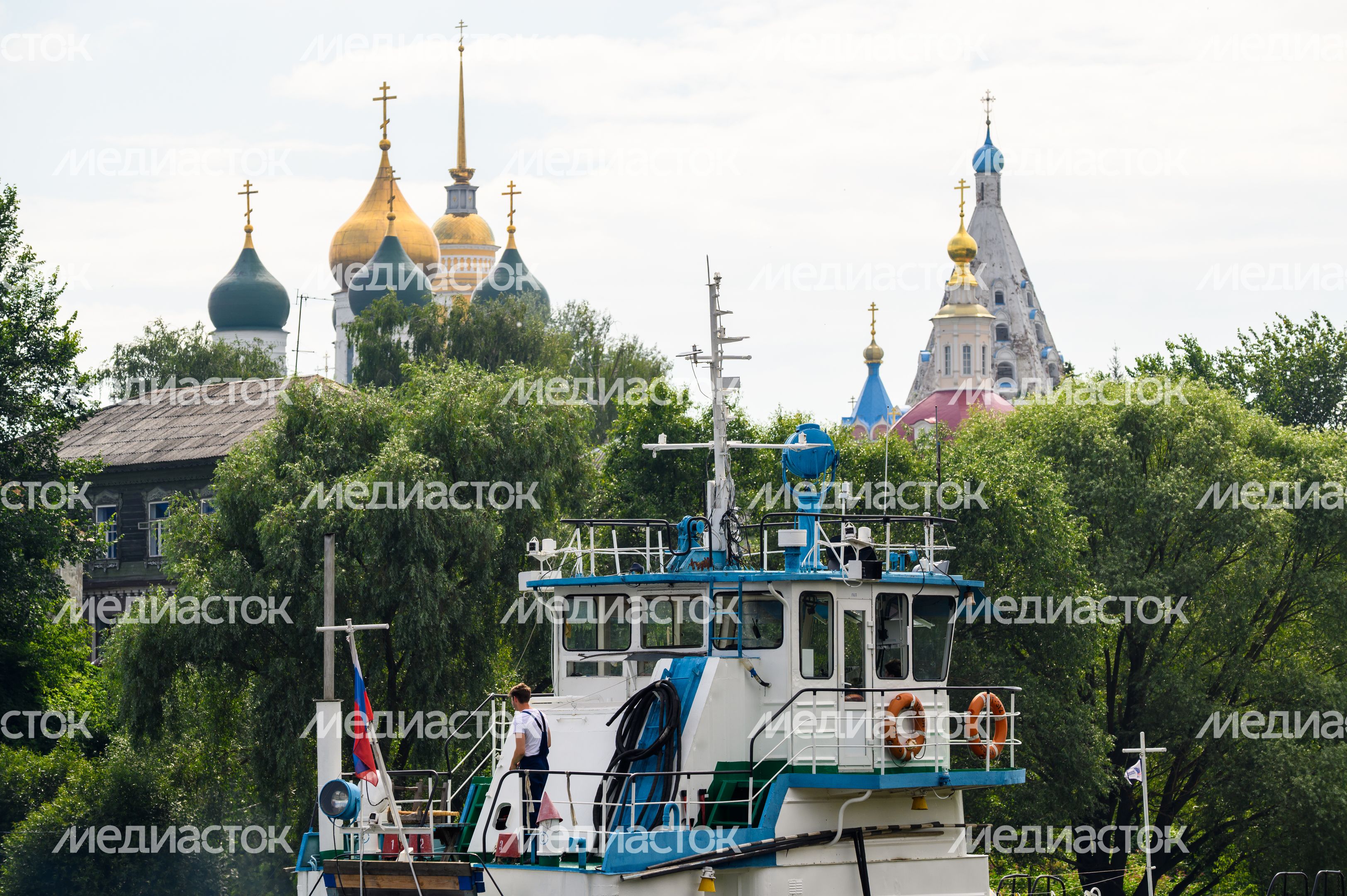 Буксир проходит по Москве-реке после раздвижения наплавного Бобреневского моста в Коломне Буксир проходит по Москве-реке после раздвижения наплавного Бобреневского моста в Коломне
