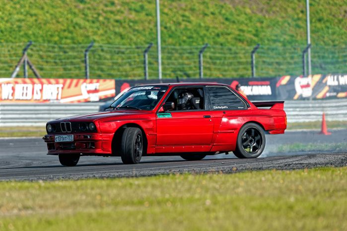 Дрифт-гонка автомобилей по автодрому Moscow Raceway на фестивале «Дрифт Экспо» в Волоколамске
