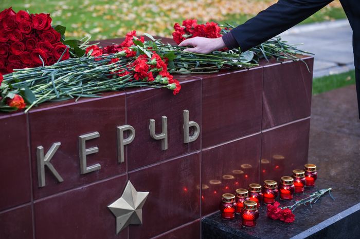 Возложение цветов к мемориалу города Керчь в Москве