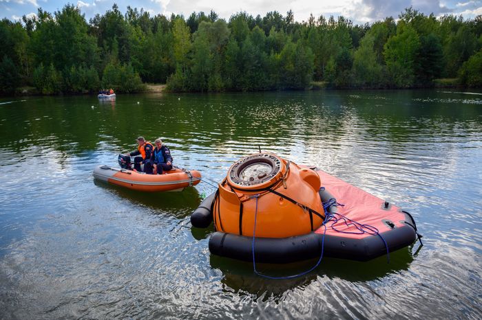 Тренировка космонавтов по действиям после посадки на водную поверхность в Ногинском спасательном центре МЧС России