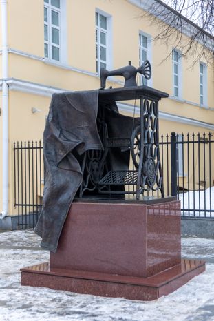 Памятник швейной машинке Зингер