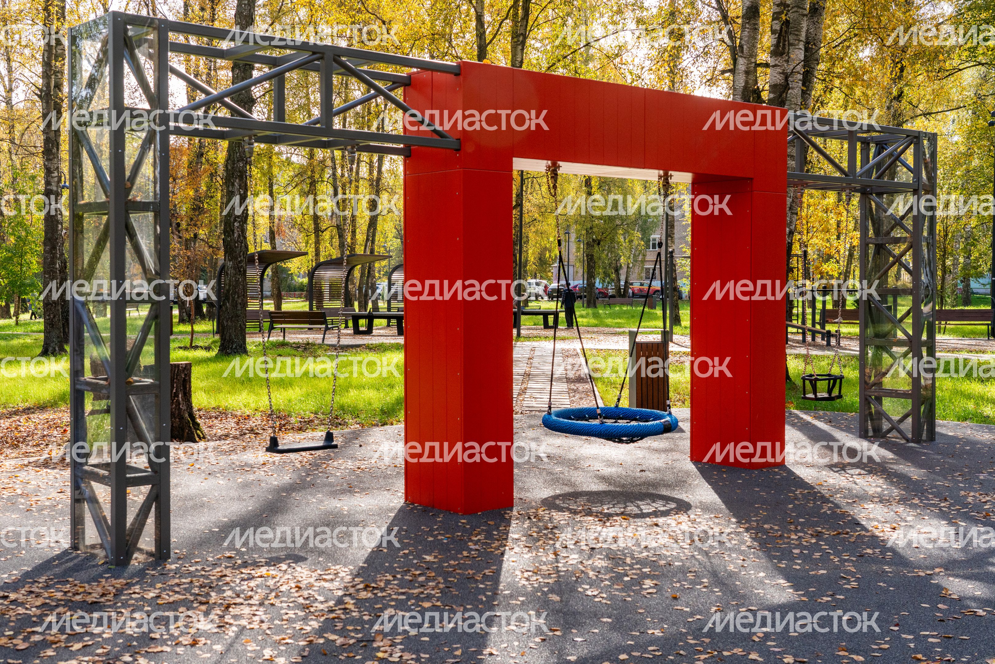 Благоустроенный сквер в микрорайоне Депо города Лобня осенью