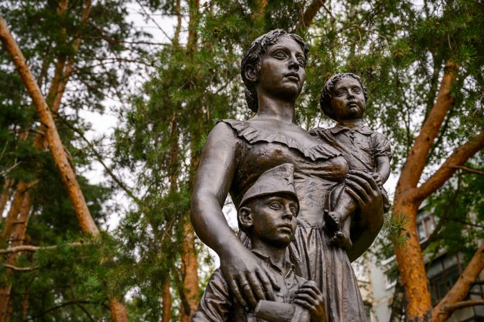 Жанровая скульптура «Ожидание» в Балашихе