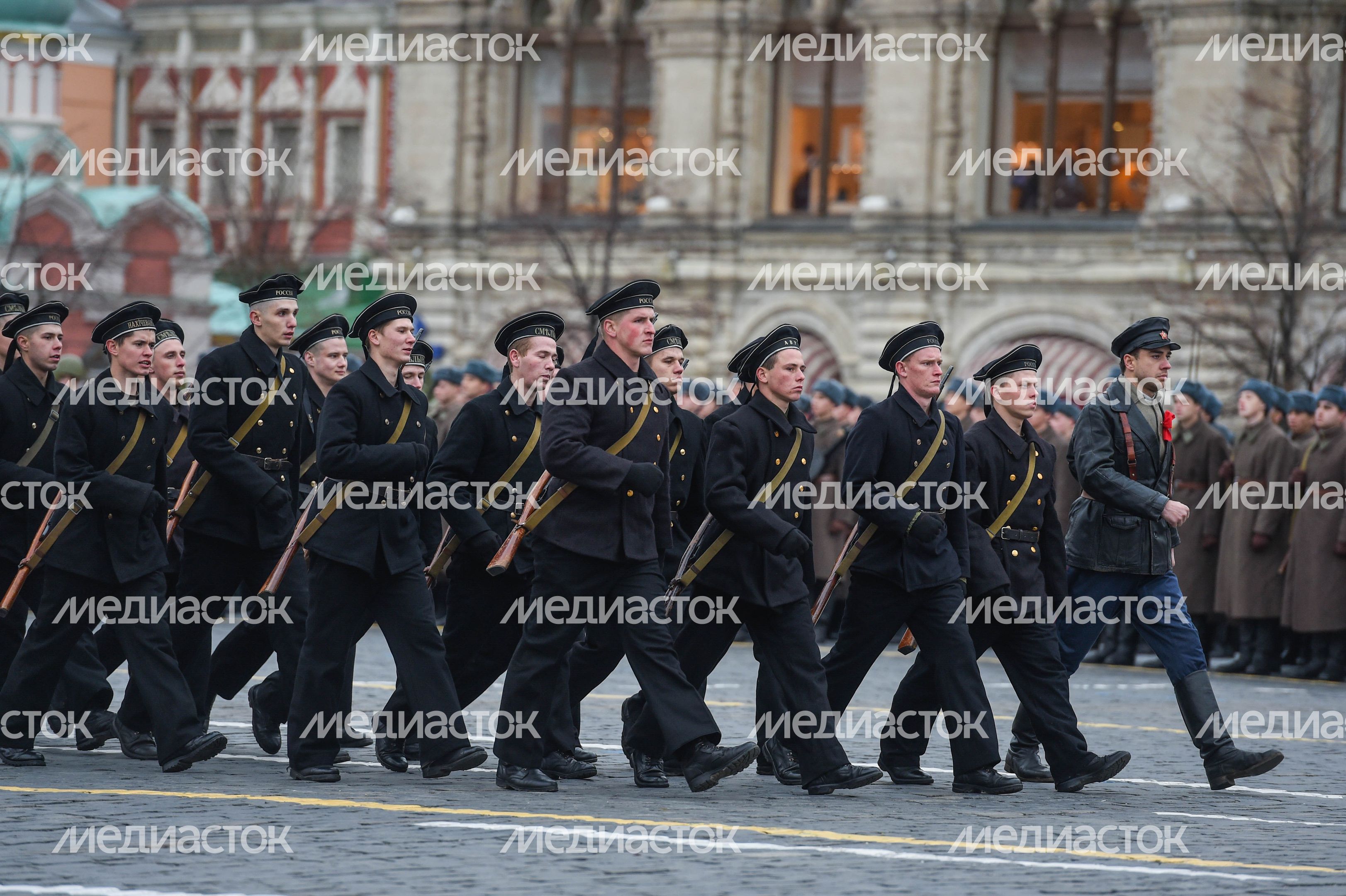 Торжественный марш в честь парада 1941 года на Красной площади в Москве