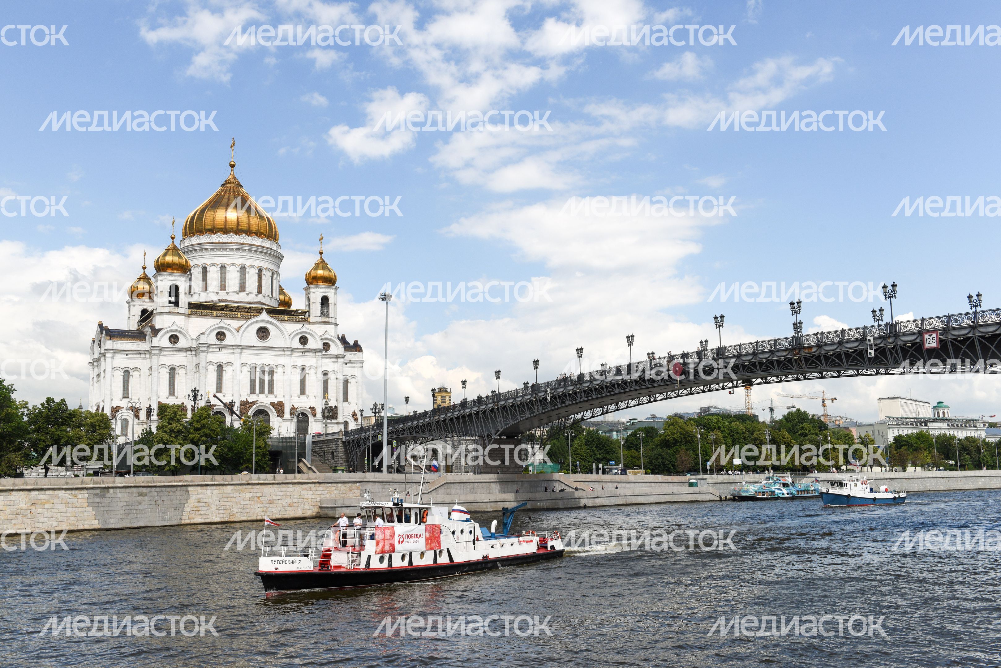 Речной парад в честь старта пассажирской навигации по Москве-реке