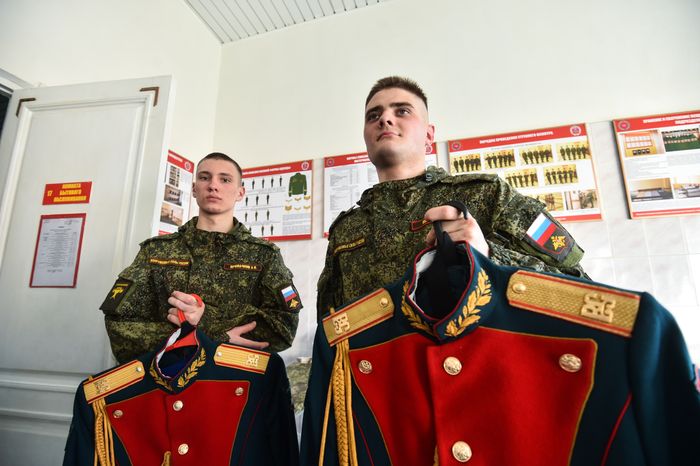 Подготовка военнослужащих отдельного комендантского Преображенского полка к военному параду на Красной площади