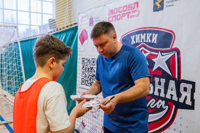 Российский футболист Константин Маевский раздал автографы участником Школьной лиги по футзалу