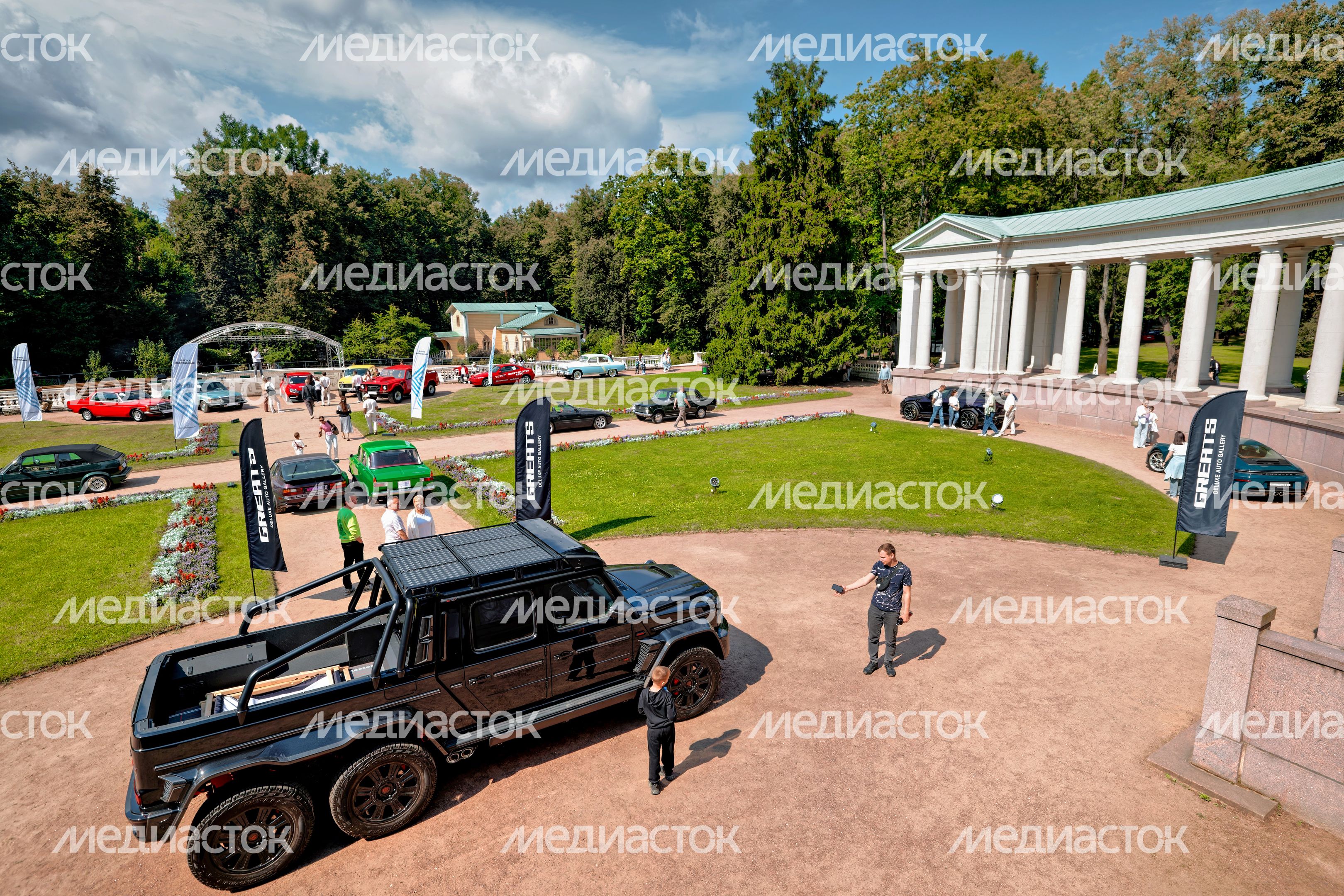 Ретроавтомобили и суперкары на автофестивале «Автовыходные в Архангельском» в округе Красногорск