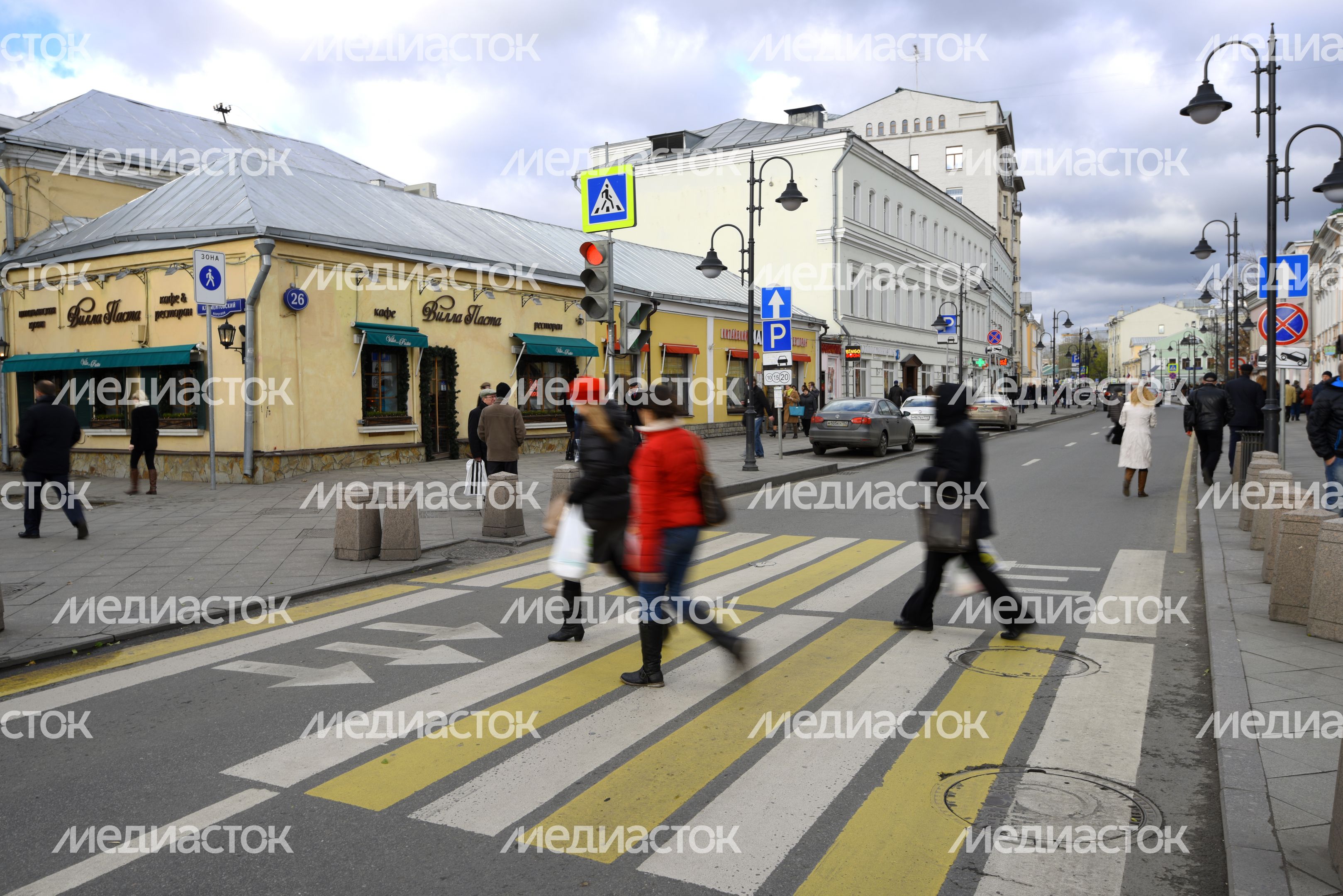 Двойной пешеходный переход на Пятницкой улице в Москве