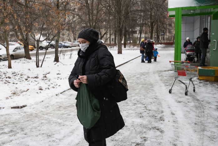 Люди в масках в период эпидемии коронавируса