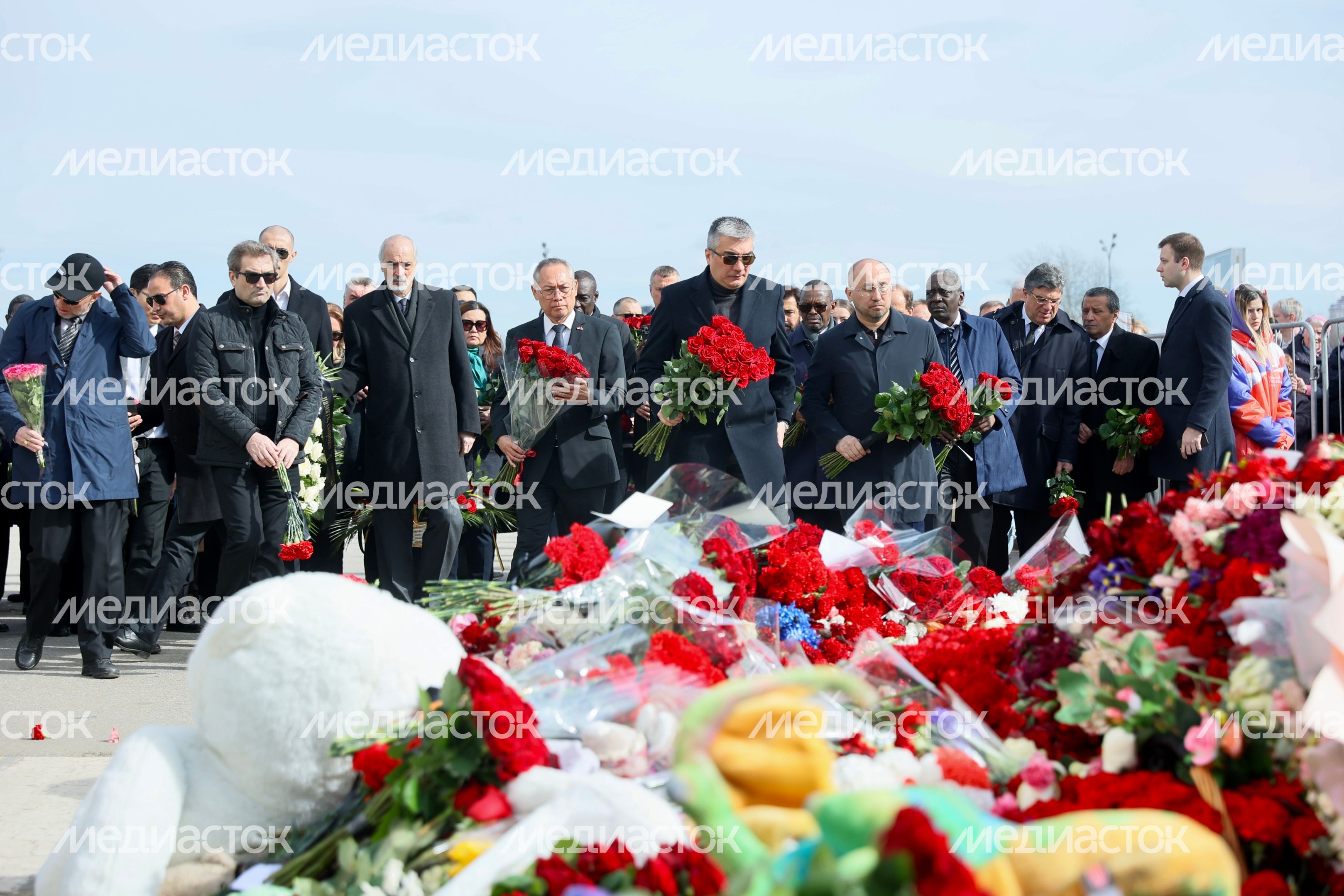 Главы и сотрудники дипмиссий возложили цветы к мемориалу у «Крокус Сити Холла»