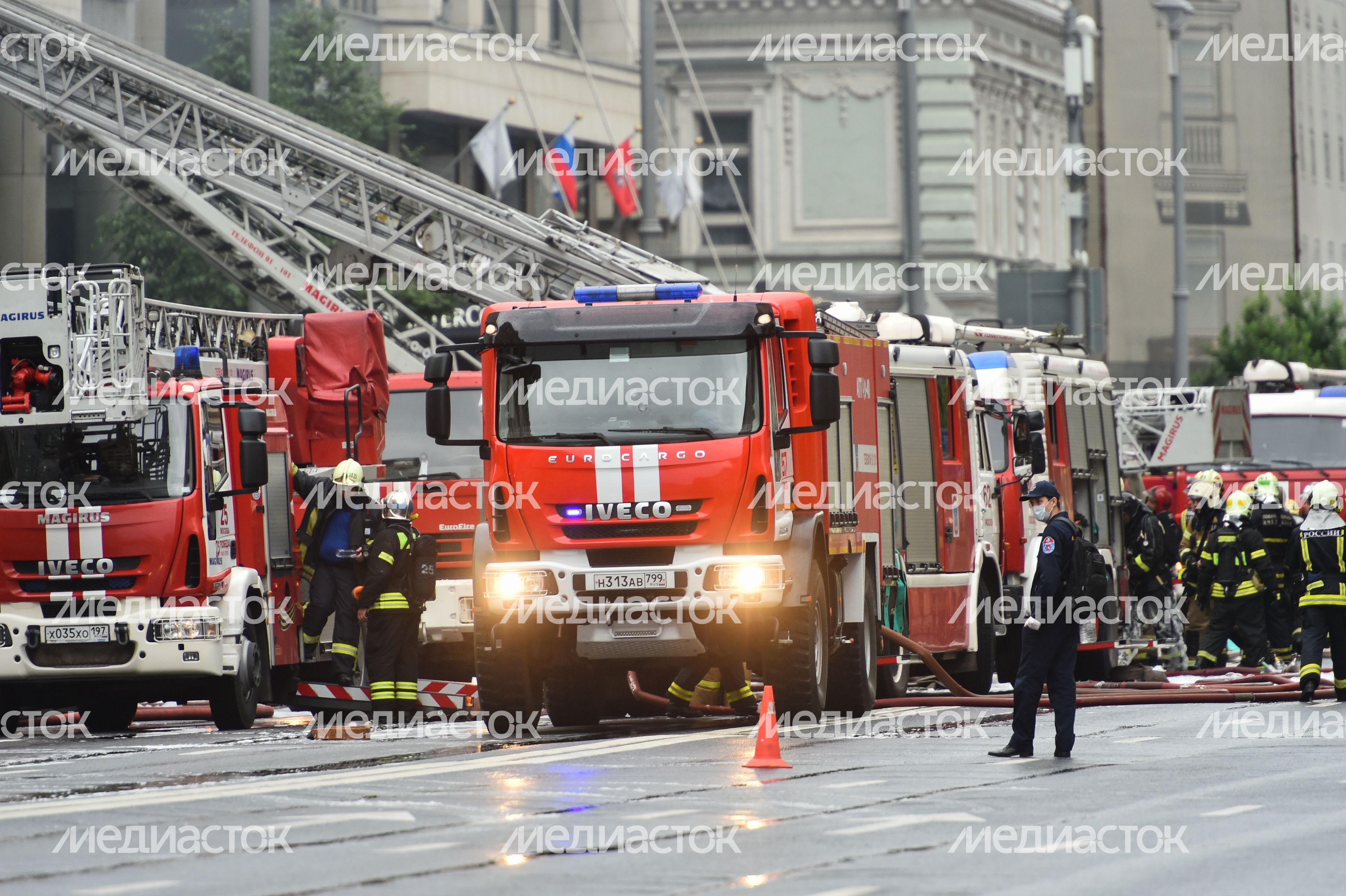Пожар в реставрируемом здании на Тверской улице в Москве