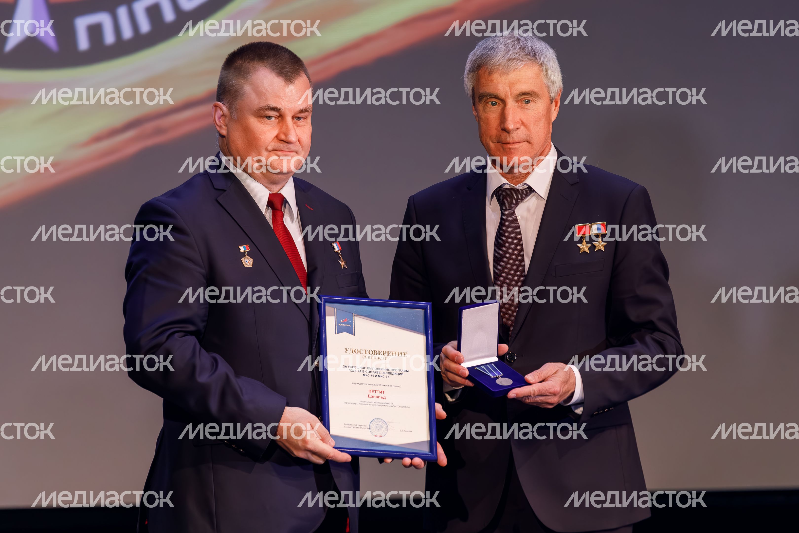 Космонавт Алексей Овчинин на торжественном собрании в Доме космонавтов Звездного городка