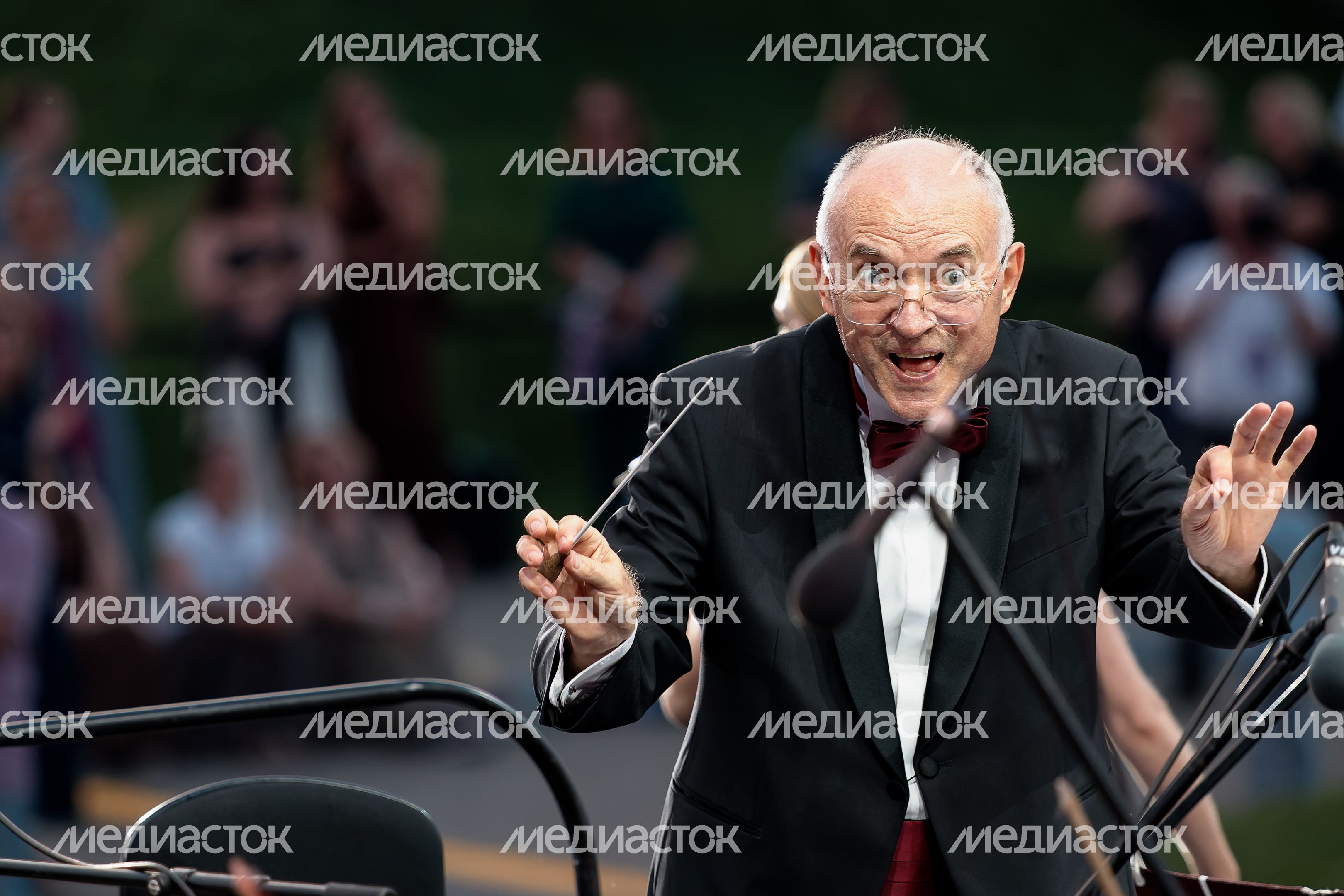 Дирижер Российского государственного симфонического оркестра кинематографии Сергей Скрипка Дирижер Российского государственного симфонического оркестра кинематографии Сергей Скрипка
