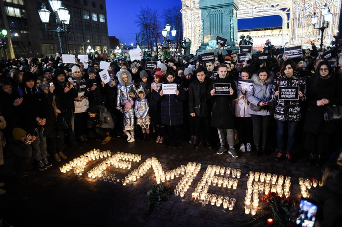 Акция в память о погибших в Кемерове на Пушкинской площади в Москве