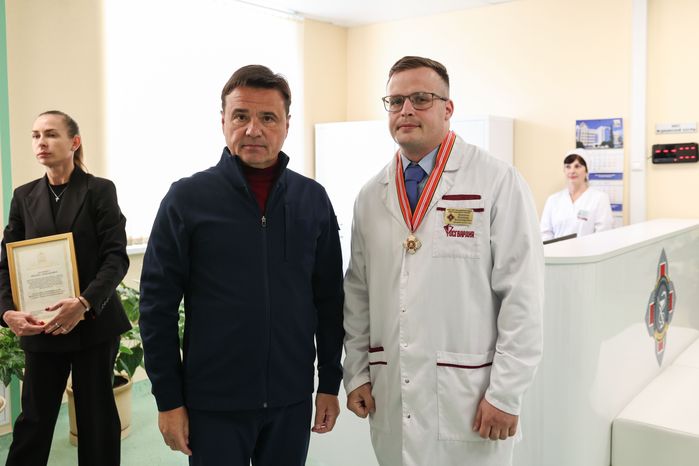 Андрей Воробьев наградил медиков в госпитале Росгвардии в Балашихе