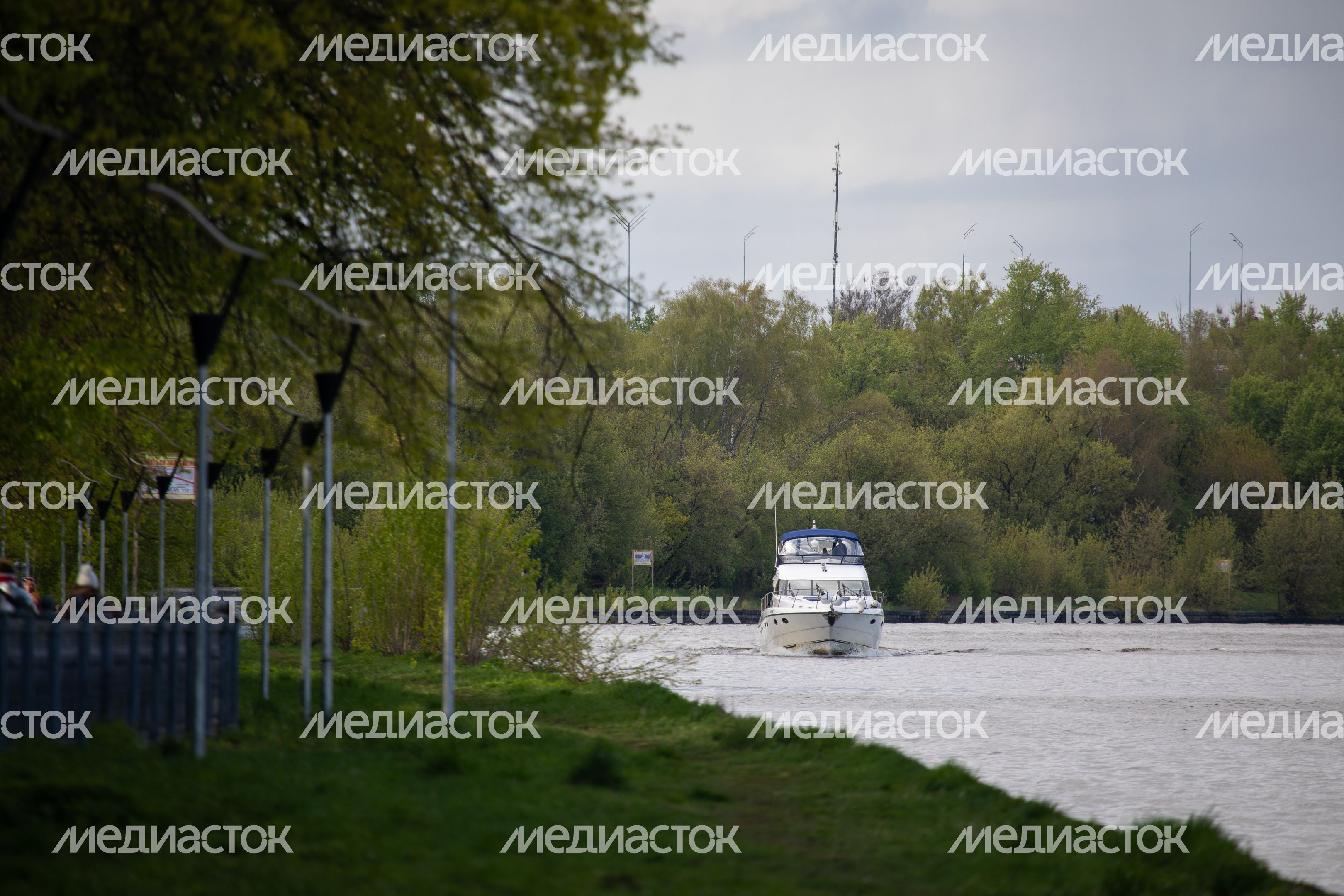 Теплоход на Химкинском водохранилище в Подмосковье Теплоход на Химкинском водохранилище в Подмосковье